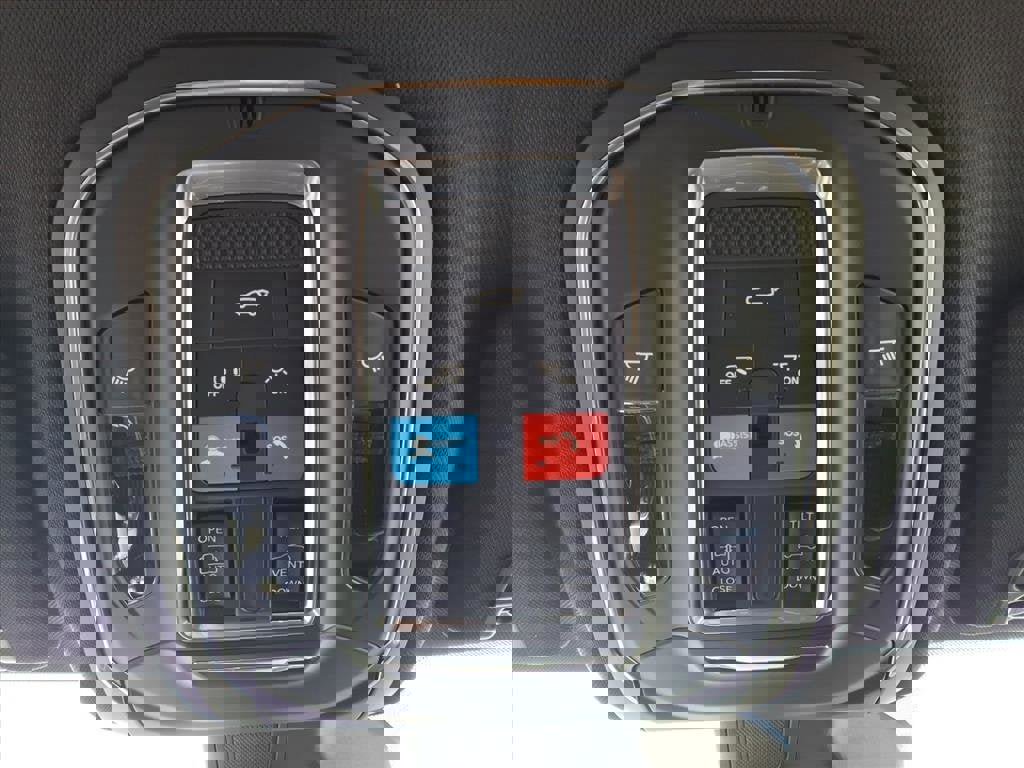 New 2025 Jeep Grand Cherokee Laredo X w/ Luxury Tech Group I image 11