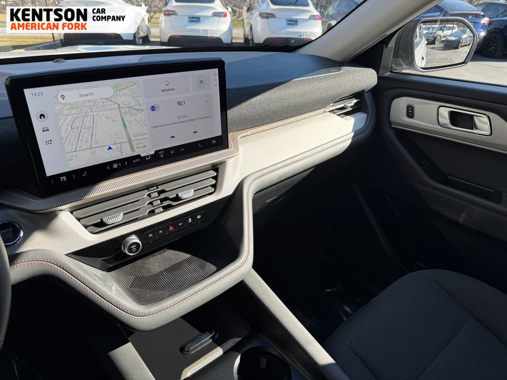 Used 2025 Ford Explorer Active image 21