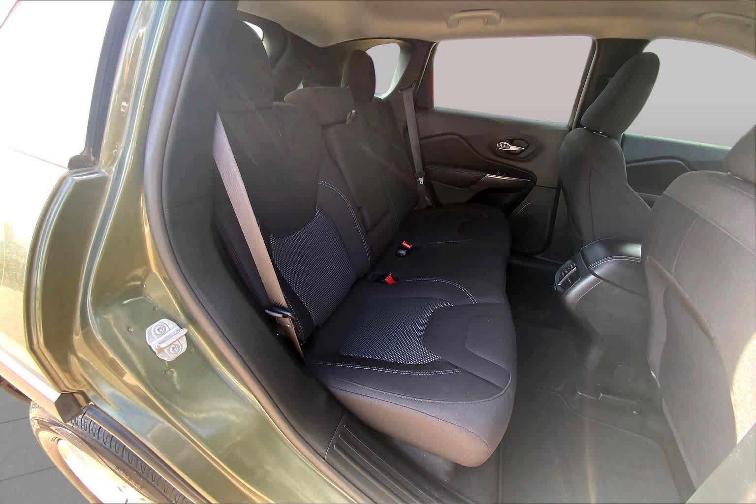 Used 2021 Jeep Cherokee Latitude FWD image 20