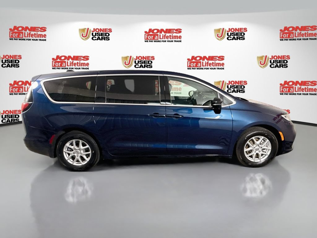 Used 2025 Chrysler Pacifica Select FWD image 16