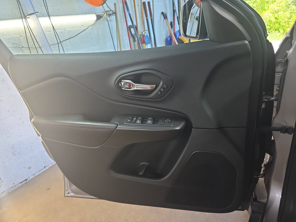 Used 2019 Jeep Cherokee Trailhawk AWD/4WD image 27