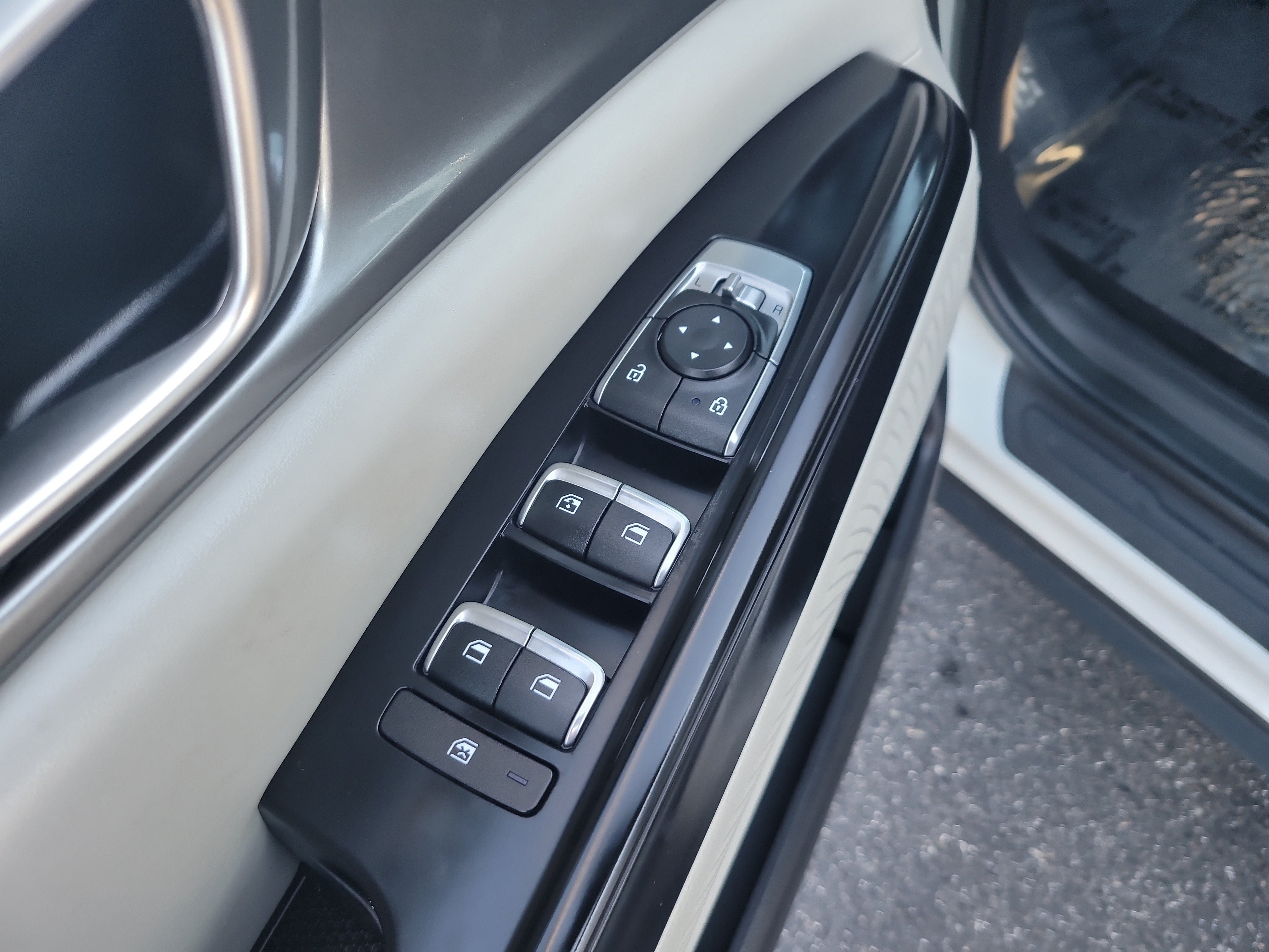 Used 2024 Kia Carnival LX FWD image 16
