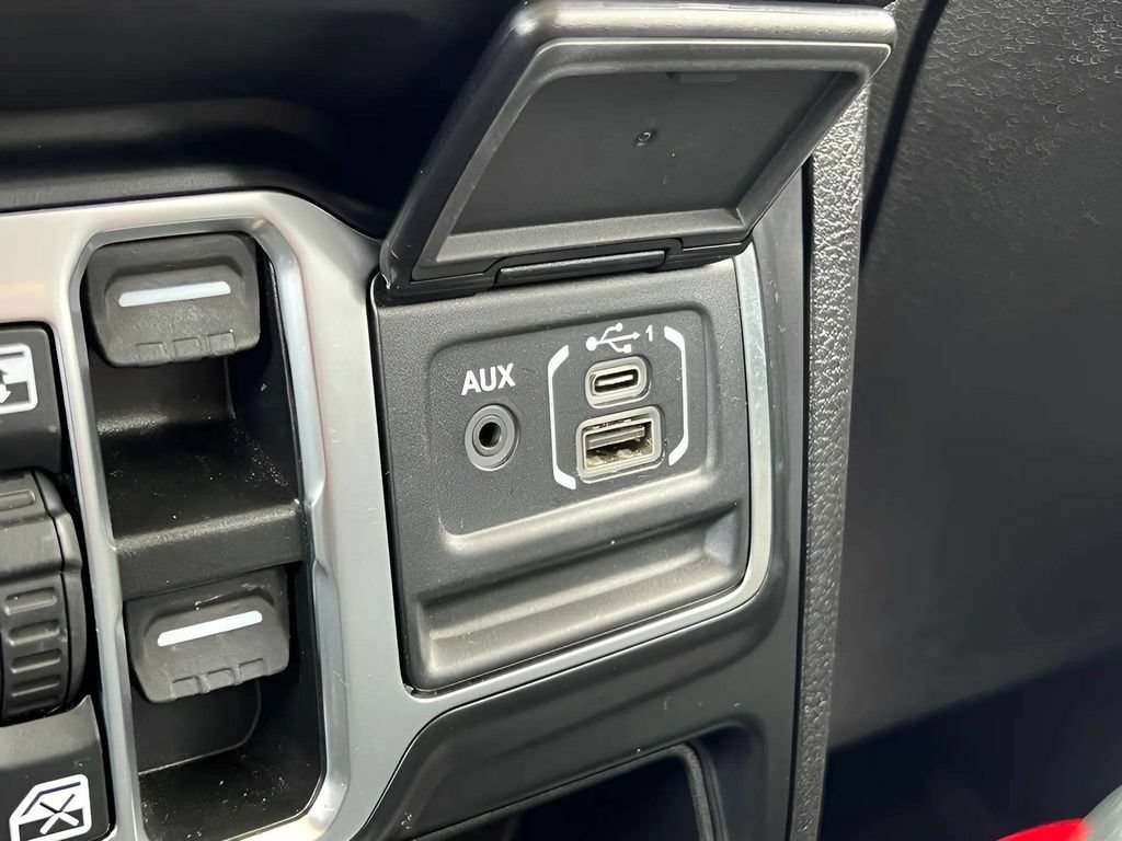Used 2024 Jeep Wrangler Unlimited Sahara AWD/4WD image 35