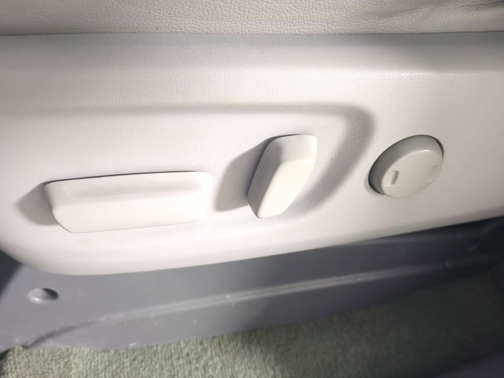 Used 2016 Toyota Sienna XLE FWD image 23