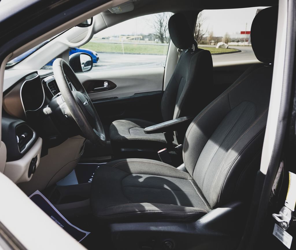 Used 2017 Chrysler Pacifica Touring image 15