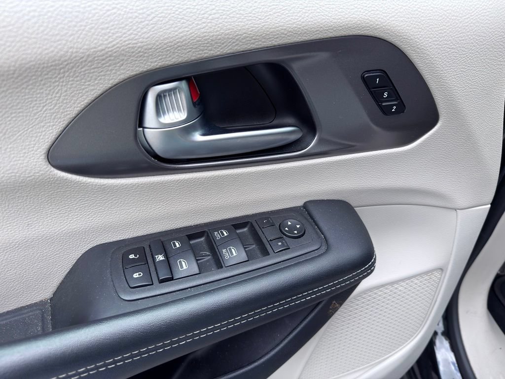 Used 2023 Chrysler Pacifica Touring-L FWD image 26