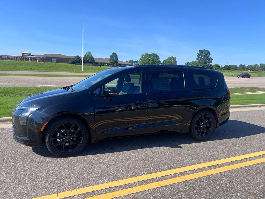 New 2027 Chrysler Pacifica Limited w/ Family Tech Group FWD image 8