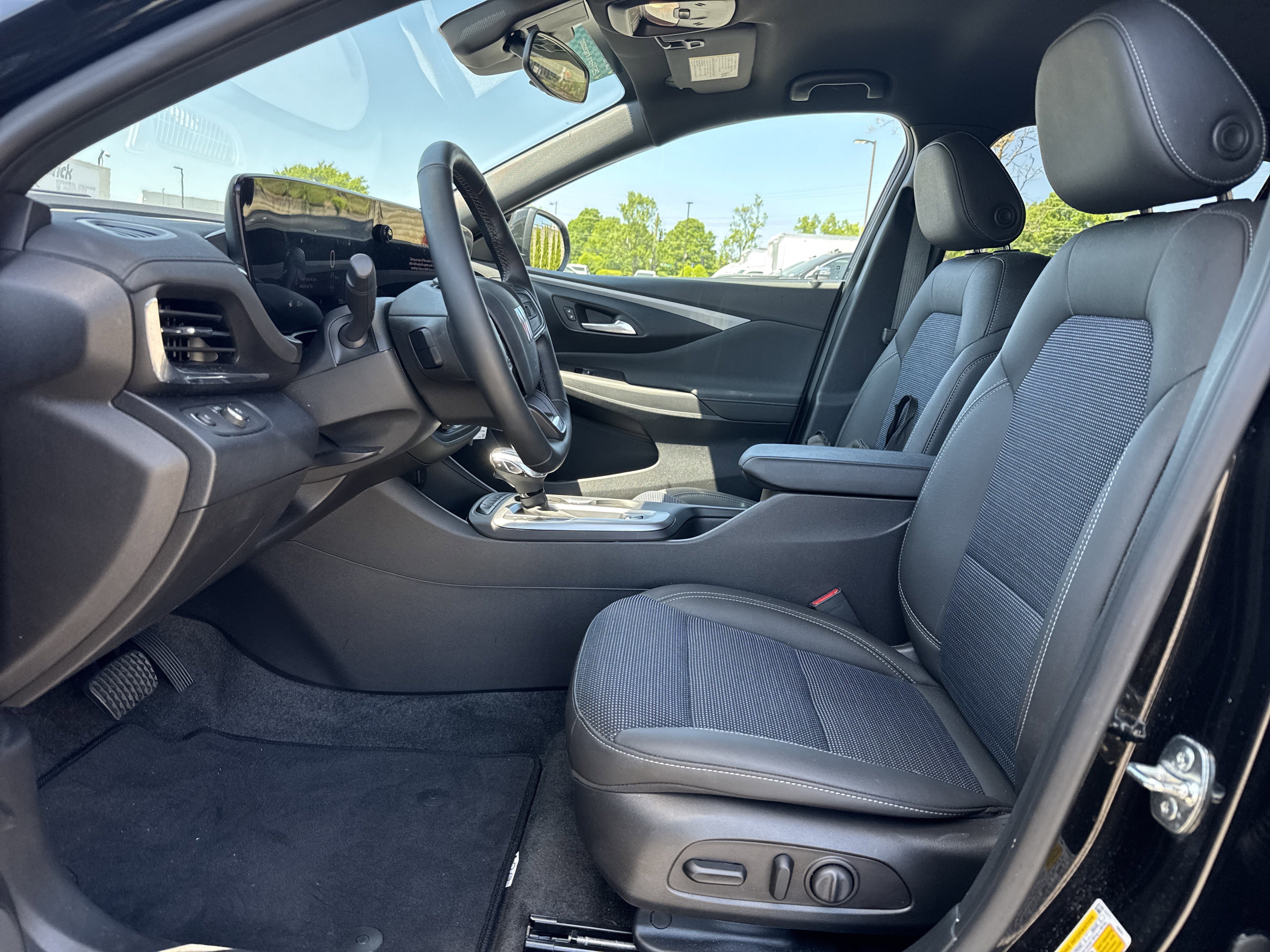 Used 2025 Buick Envista Preferred w/ Convenience I Package image 16