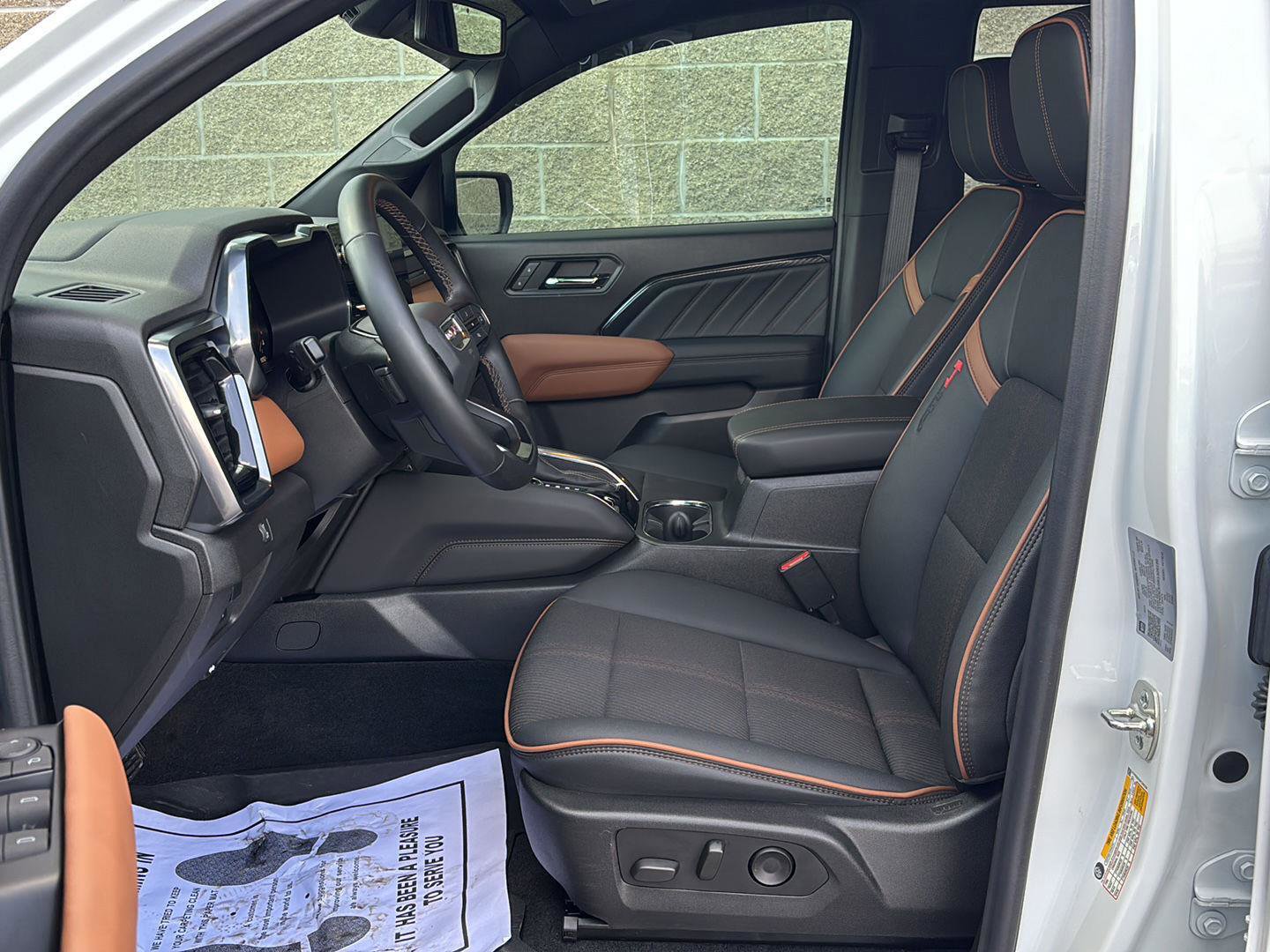 Used 2024 GMC Canyon AT4 w/ Technology Package image 4