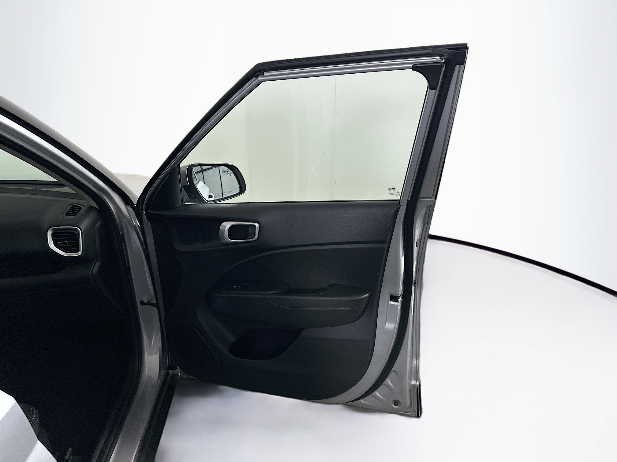 Used 2025 Hyundai Venue SEL image 32