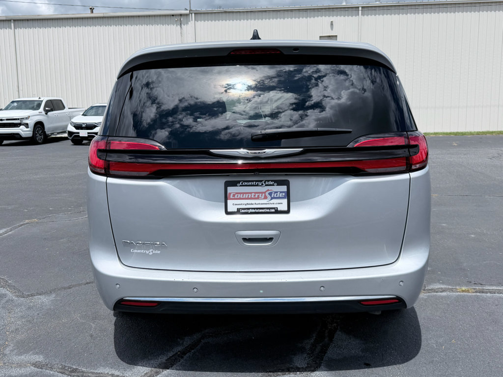 Used 2024 Chrysler Pacifica Touring-L FWD image 9