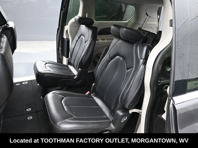 Used 2023 Chrysler Pacifica Touring-L image 13