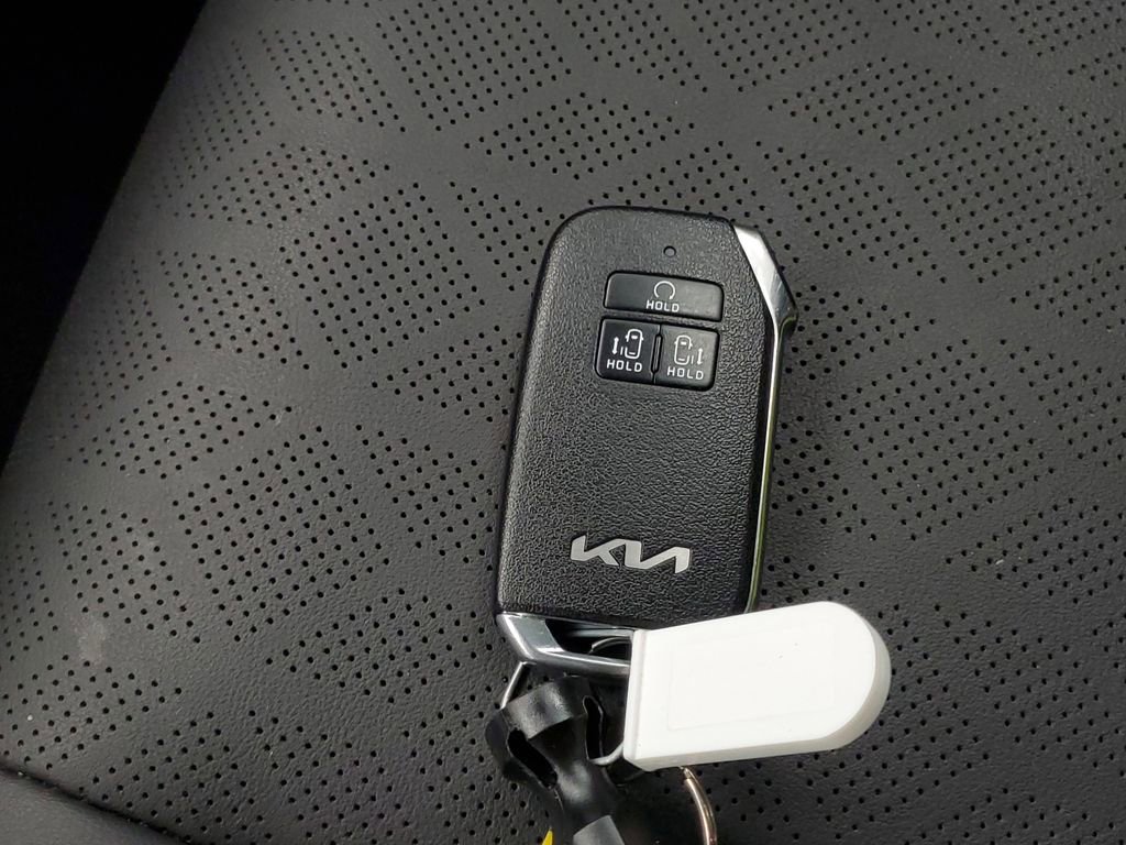 Used 2024 Kia Carnival EX FWD image 27