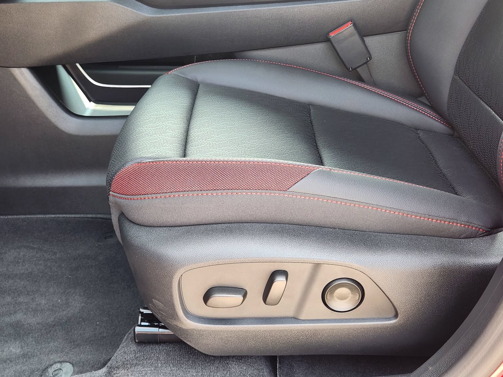 New 2027 Chevrolet Equinox RS w/ Convenience Package III FWD image 21