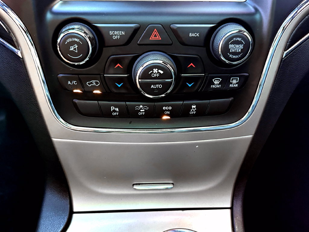 Used 2015 Jeep Grand Cherokee Limited w/ Luxury Group II AWD/4WD image 35