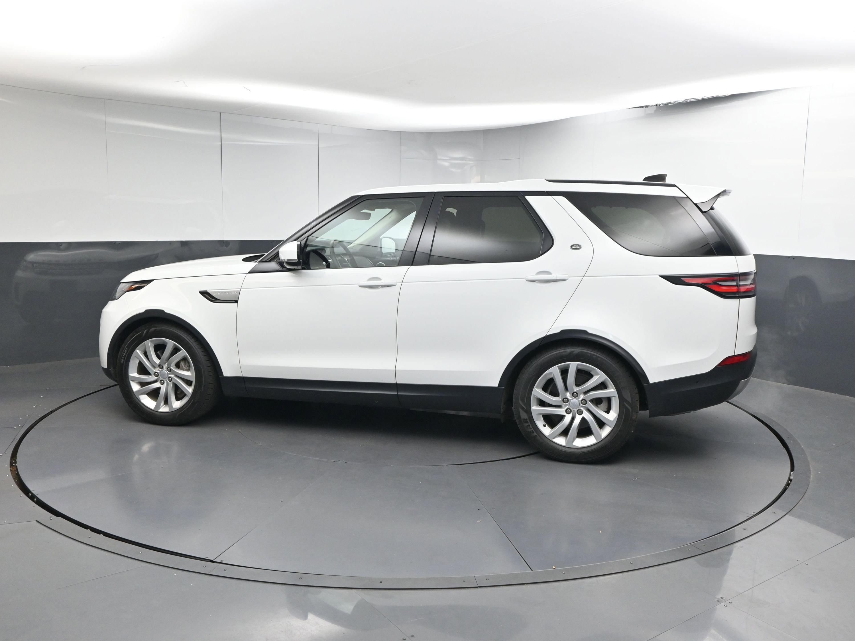 Used 2019 Land Rover Discovery HSE image 23