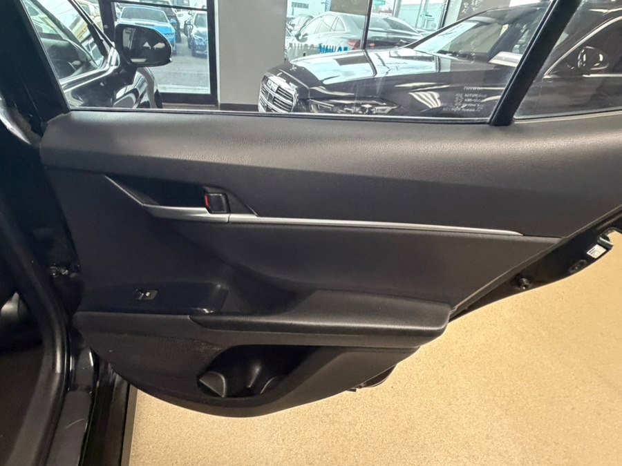 Used 2018 Toyota Camry LE FWD image 16