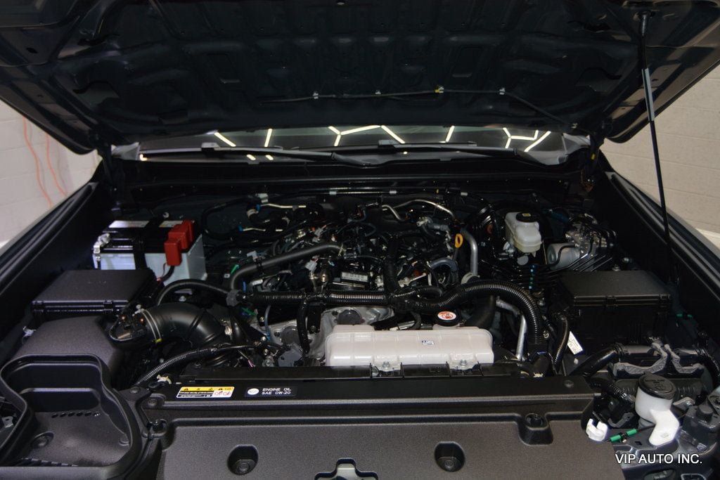 Used 2025 Toyota 4Runner SR5 AWD/4WD image 37
