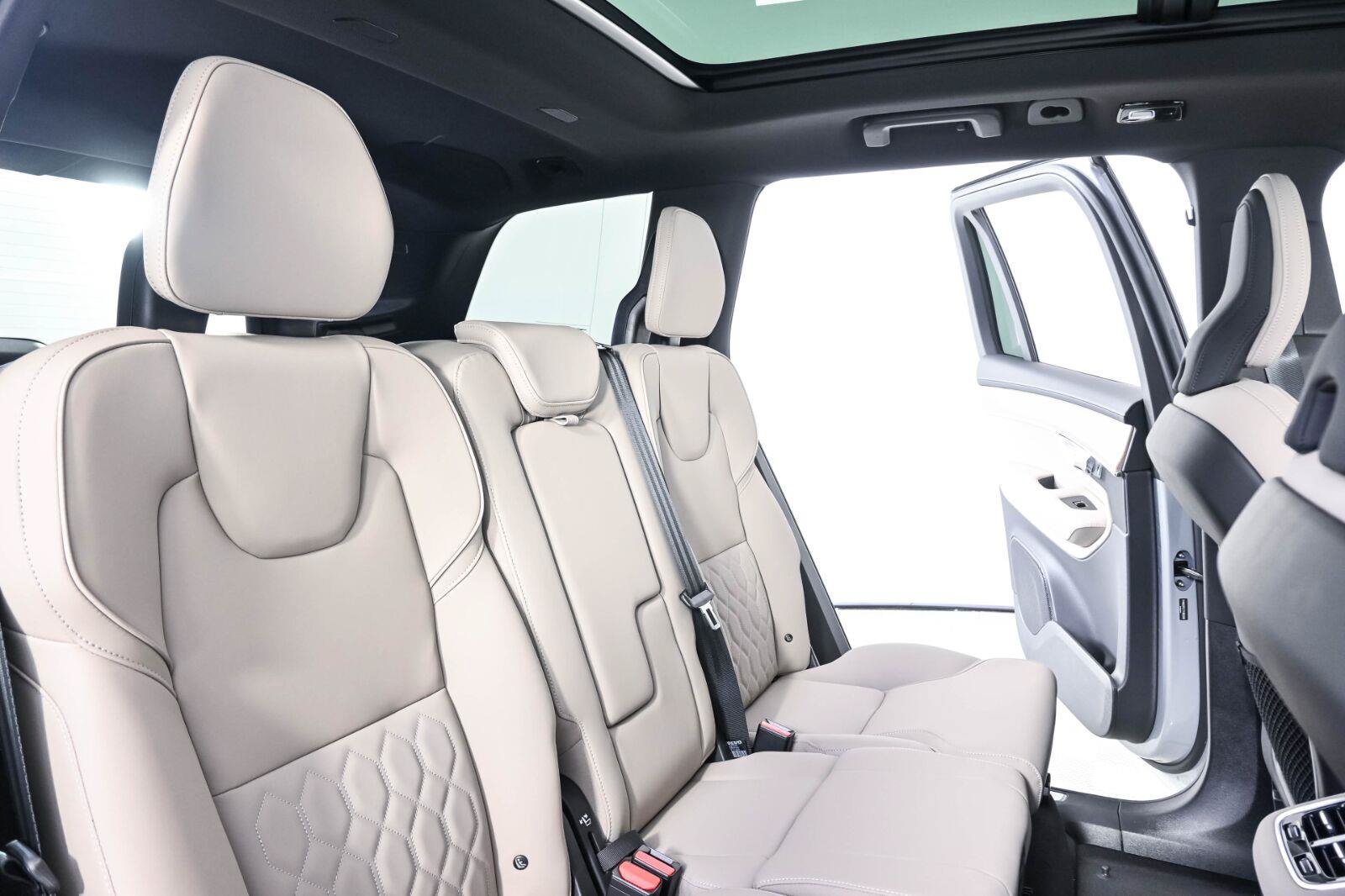 New 2026 Volvo XC90 B6 Plus w/ Protection Package Premier AWD/4WD image 21