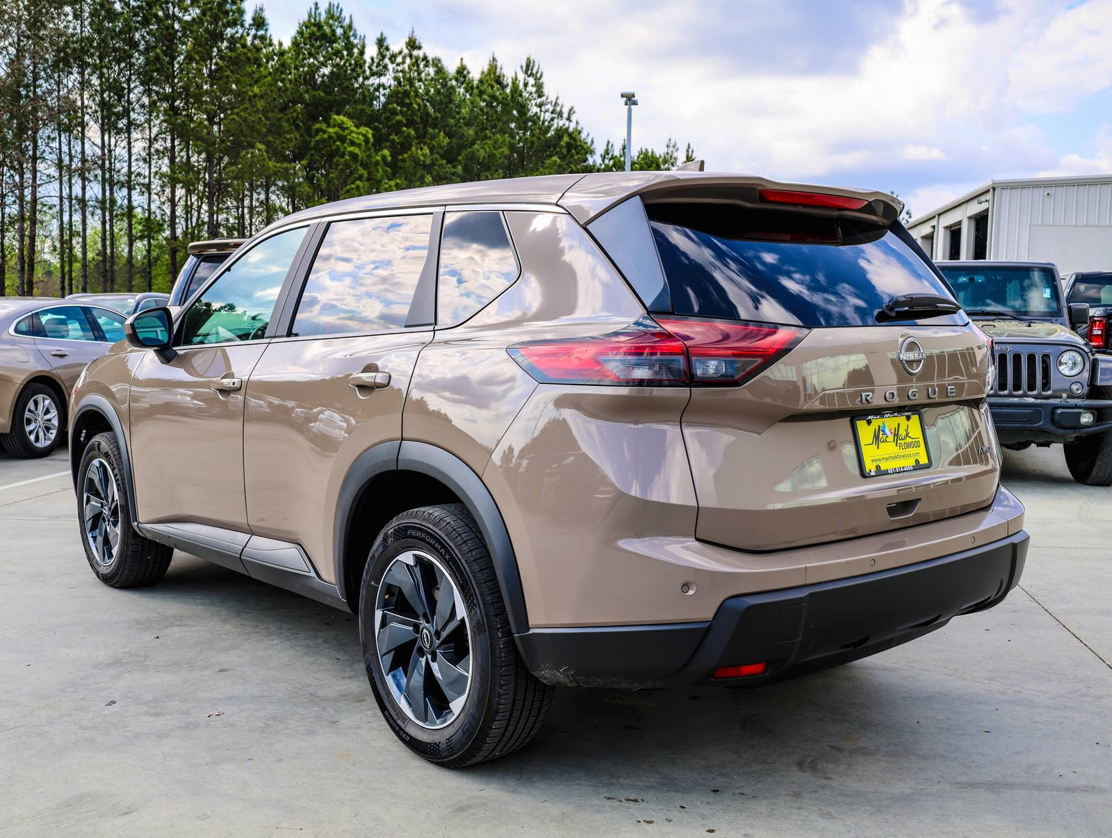 Used 2025 Nissan Rogue SV image 4