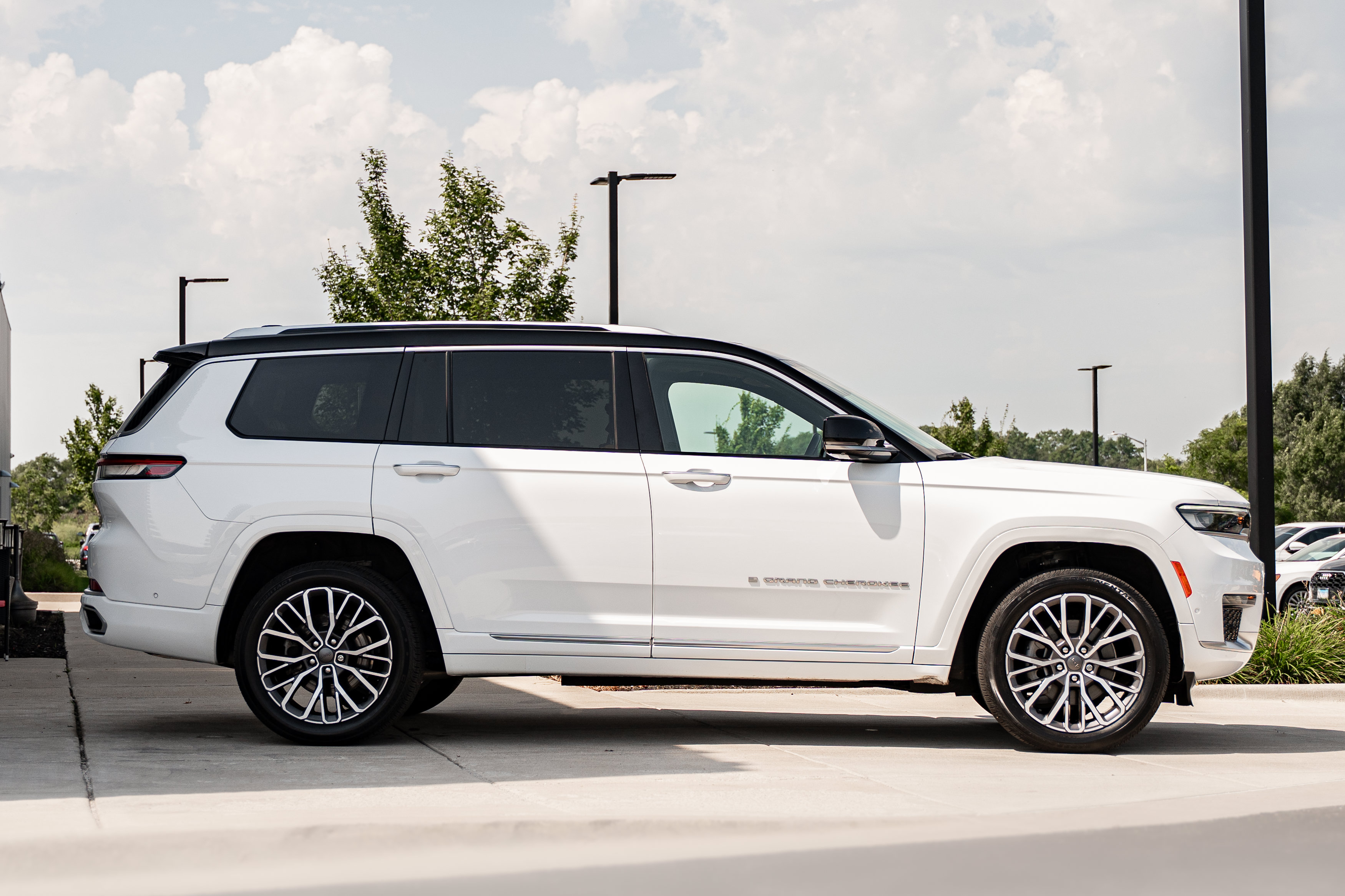 Used 2021 Jeep Grand Cherokee L Summit AWD/4WD image 3