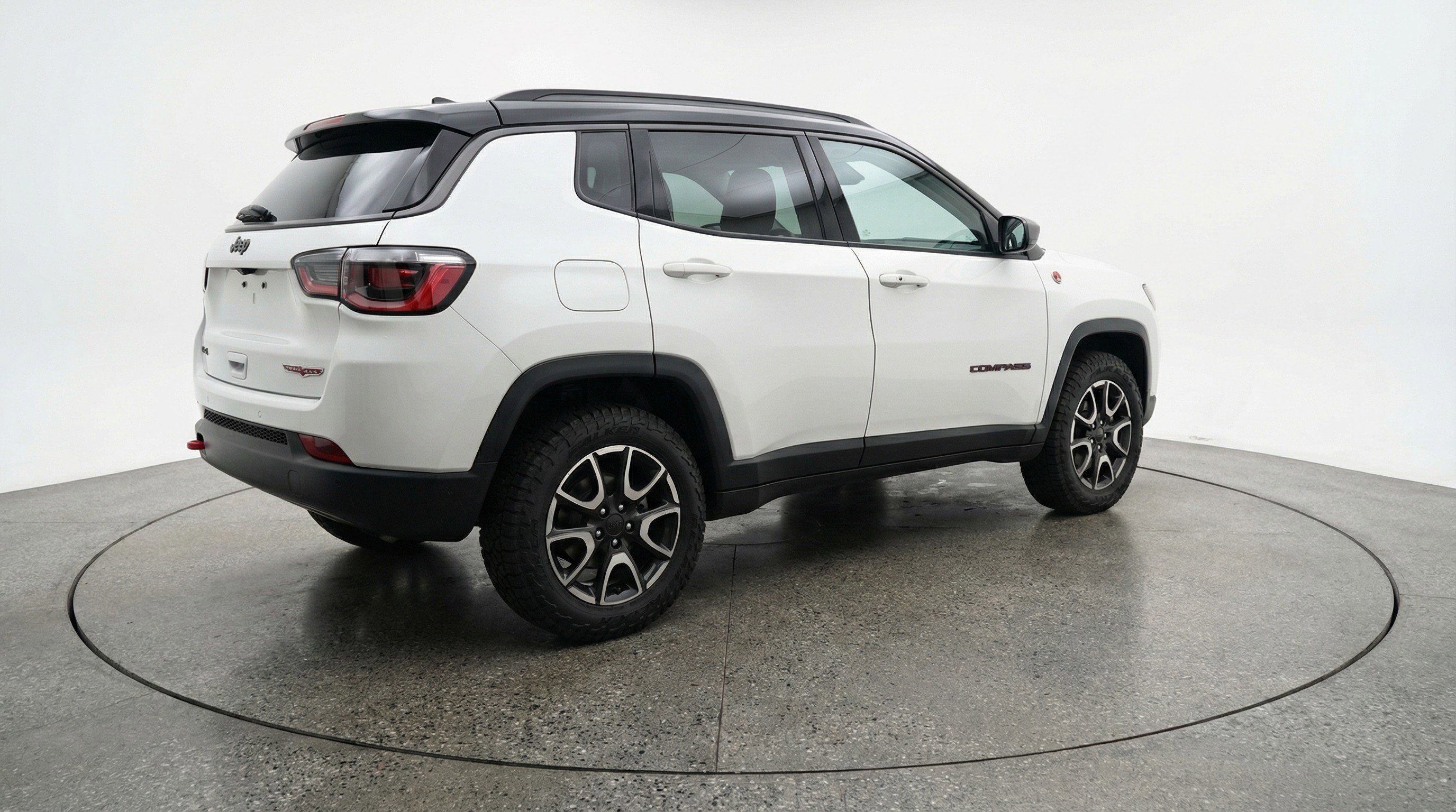 Used 2025 Jeep Compass Trailhawk image 9