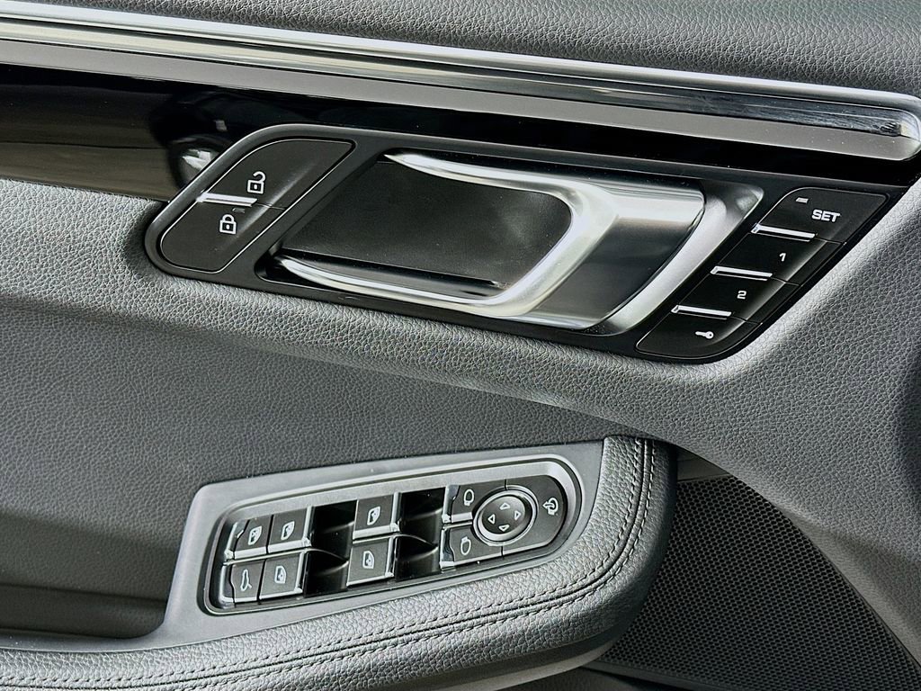 Used 2025 Porsche Macan image 20
