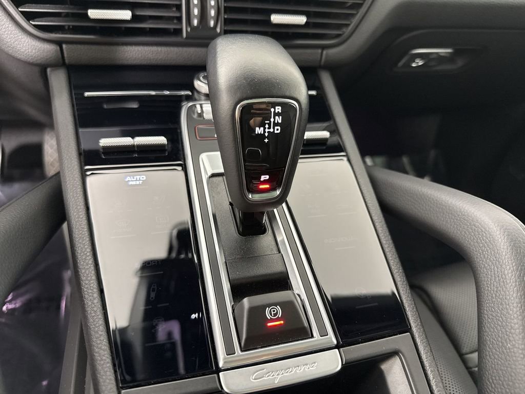Certified 2023 Porsche Cayenne Platinum Edition image 33