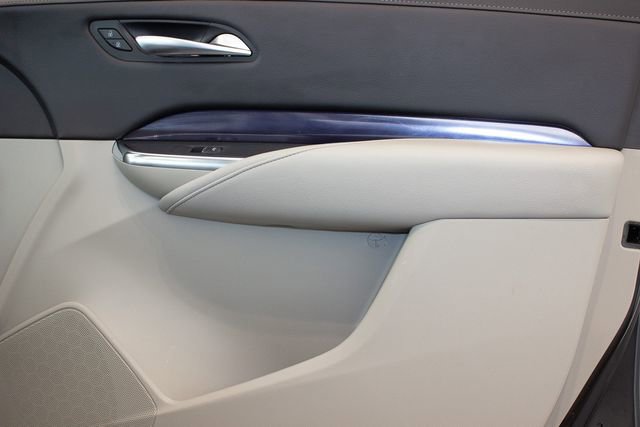 Used 2023 Cadillac XT4 Luxury w/ Cold Weather Package AWD/4WD image 11