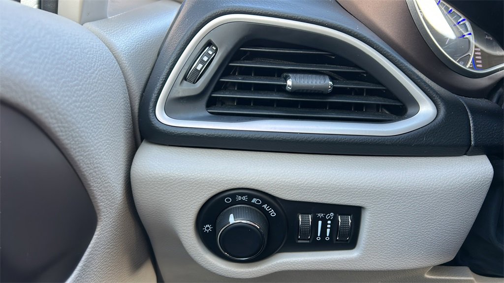 Used 2023 Chrysler Voyager LX image 28