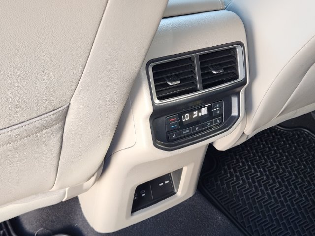 Used 2025 Volkswagen Atlas SEL AWD/4WD image 35