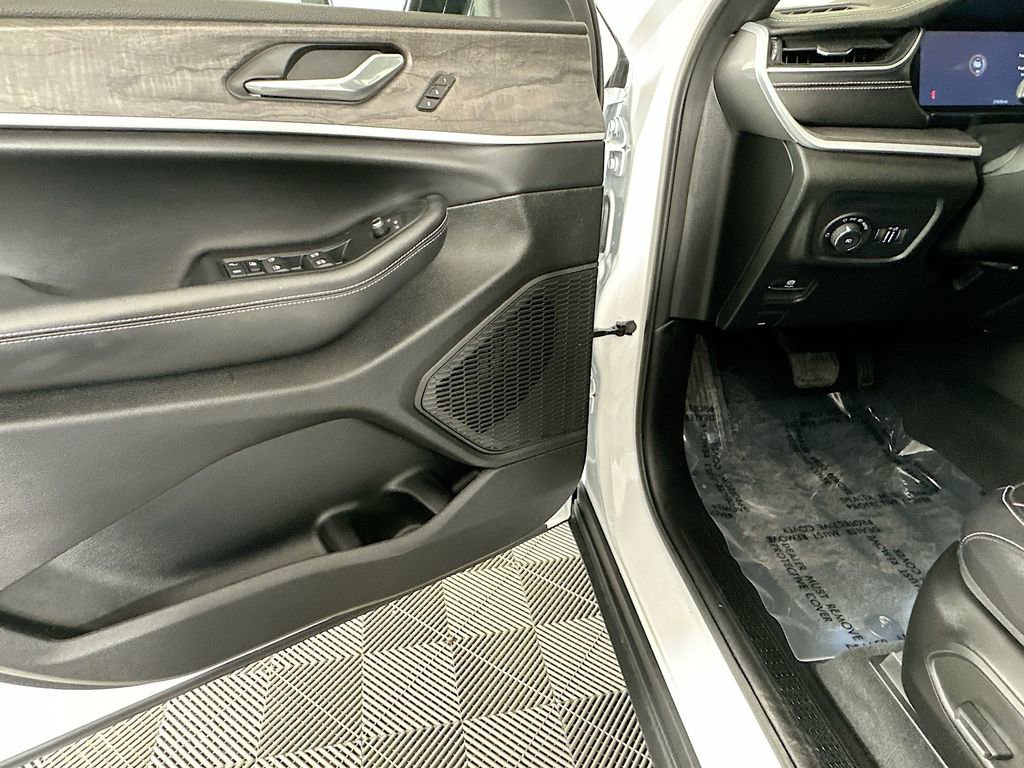 Certified 2025 Jeep Grand Cherokee Limited AWD/4WD image 29