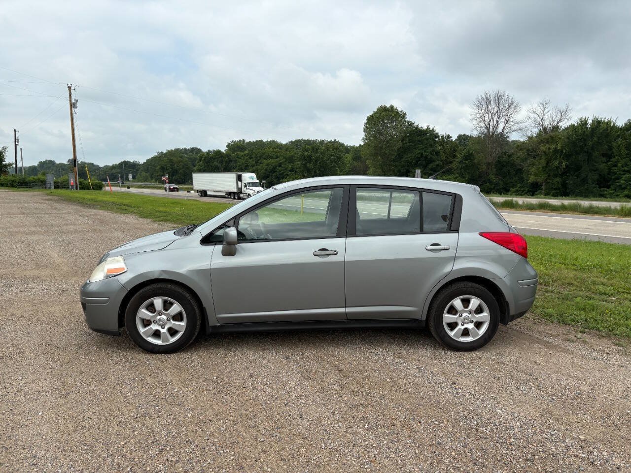 Used 2007 Nissan Versa Hatchback FWD image 4