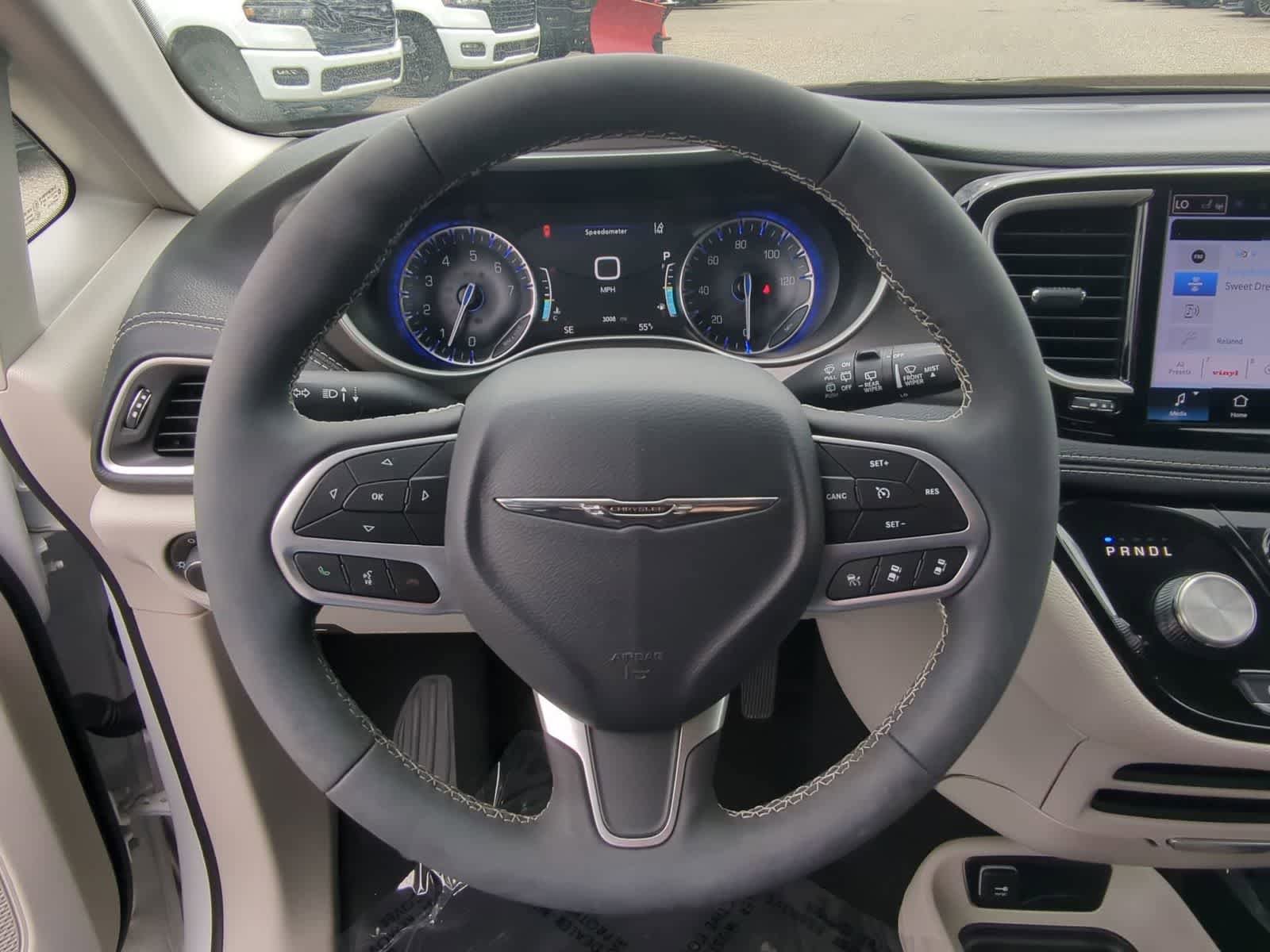 Used 2023 Chrysler Pacifica Touring-L FWD image 22
