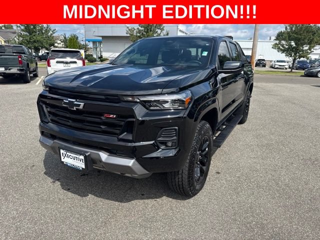 Used 2025 Chevrolet Colorado Z71 w/ Midnight Edition AWD/4WD image 2