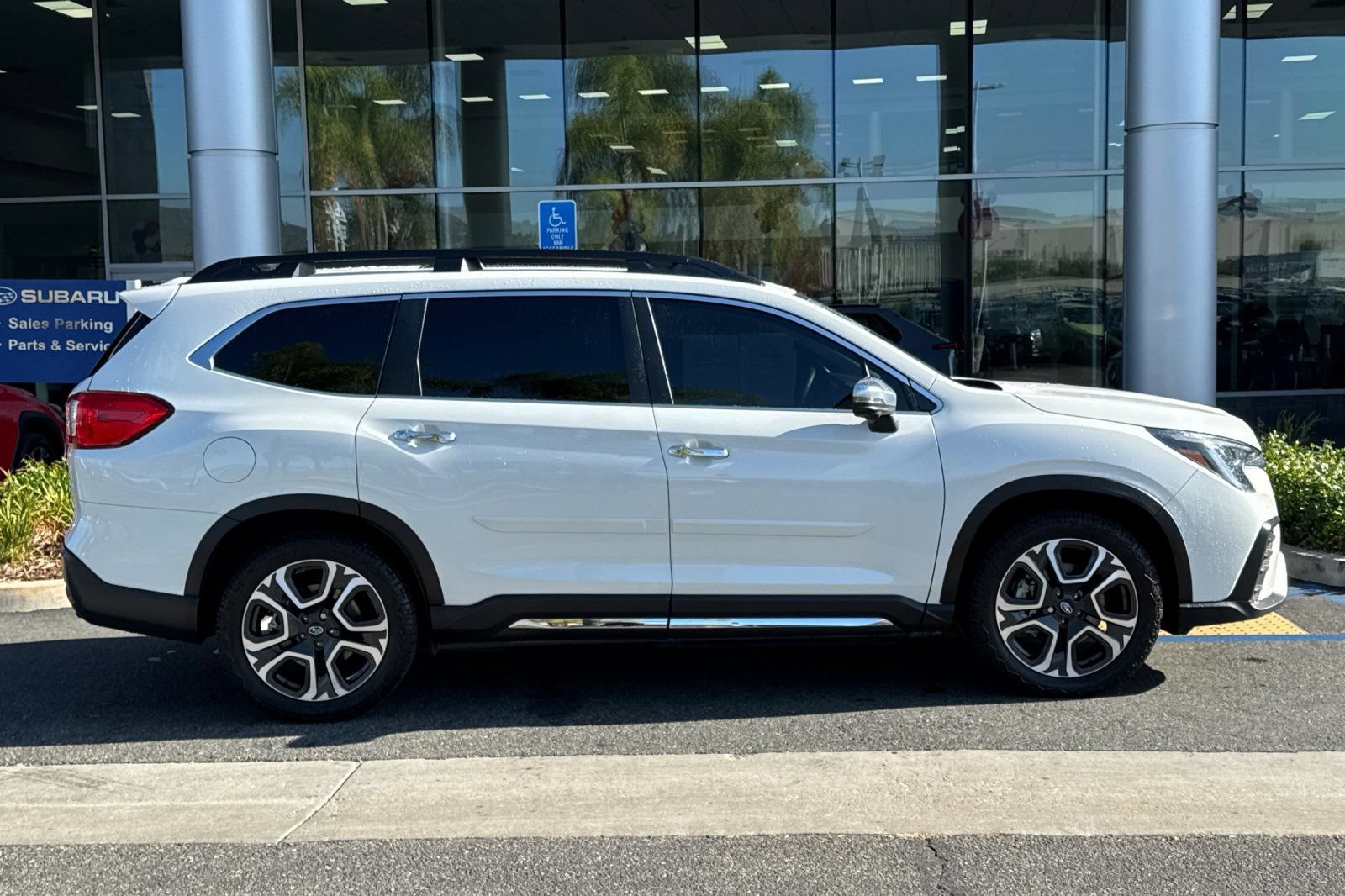 Used 2023 Subaru Ascent Touring AWD/4WD image 3