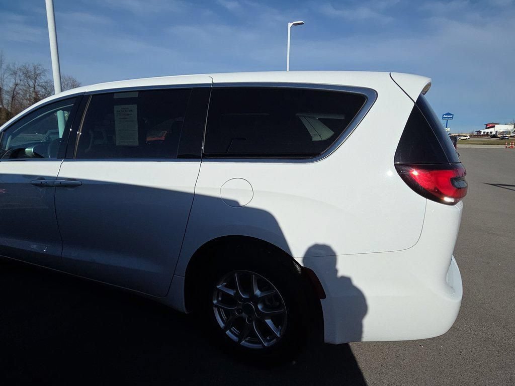 Used 2024 Chrysler Pacifica Touring-L FWD image 7