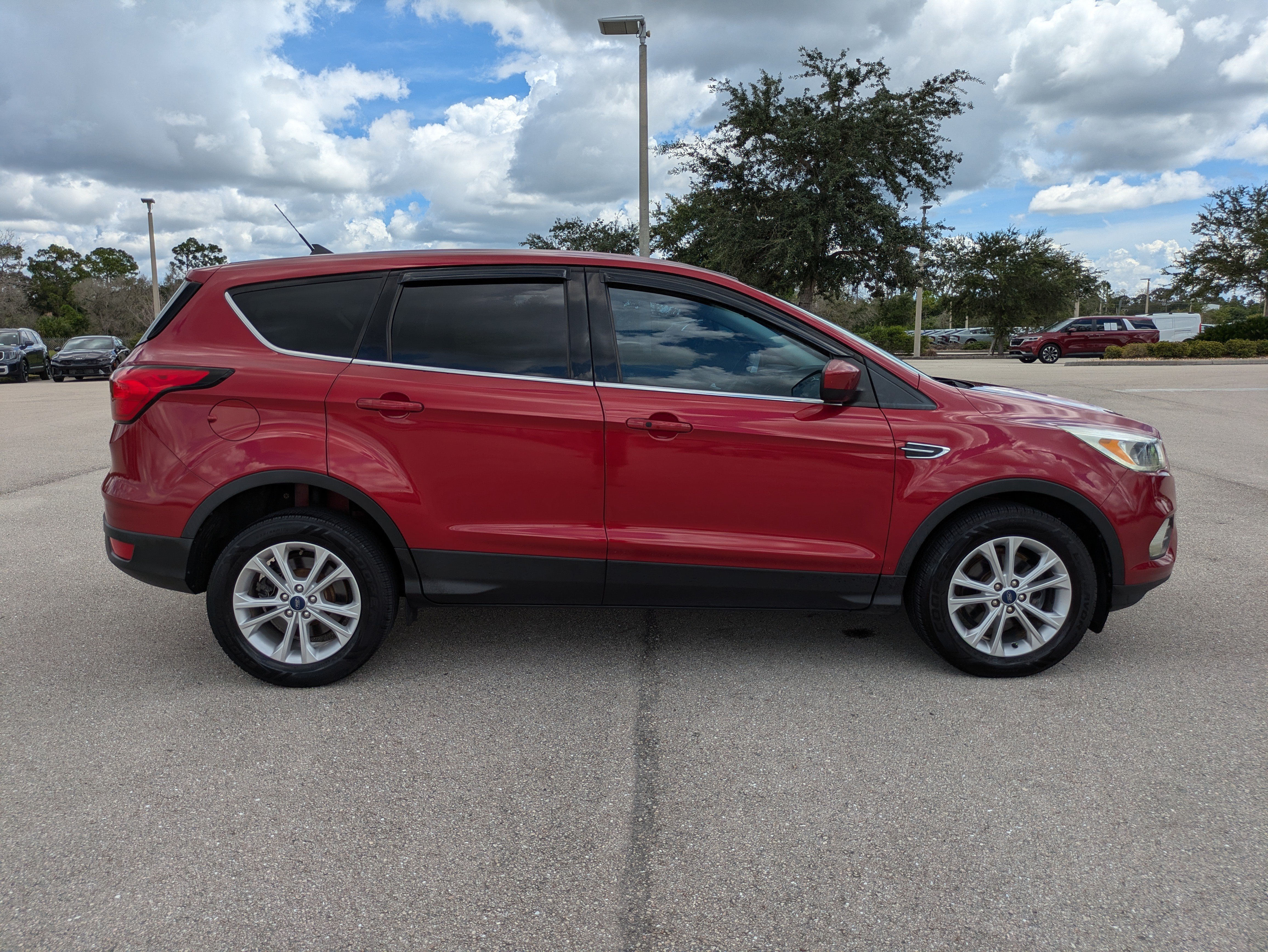 Used 2019 Ford Escape SE FWD image 3