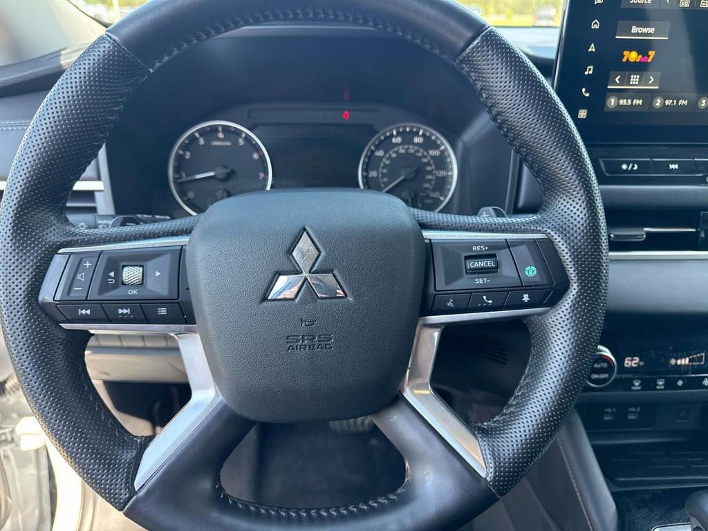 Used 2025 Mitsubishi Outlander SE image 13