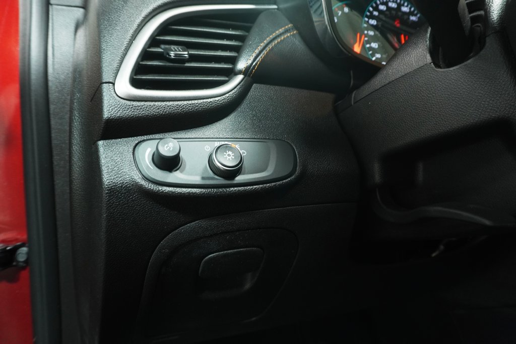 Used 2020 Chevrolet Trax LT w/ Sun & Sound Package FWD image 23