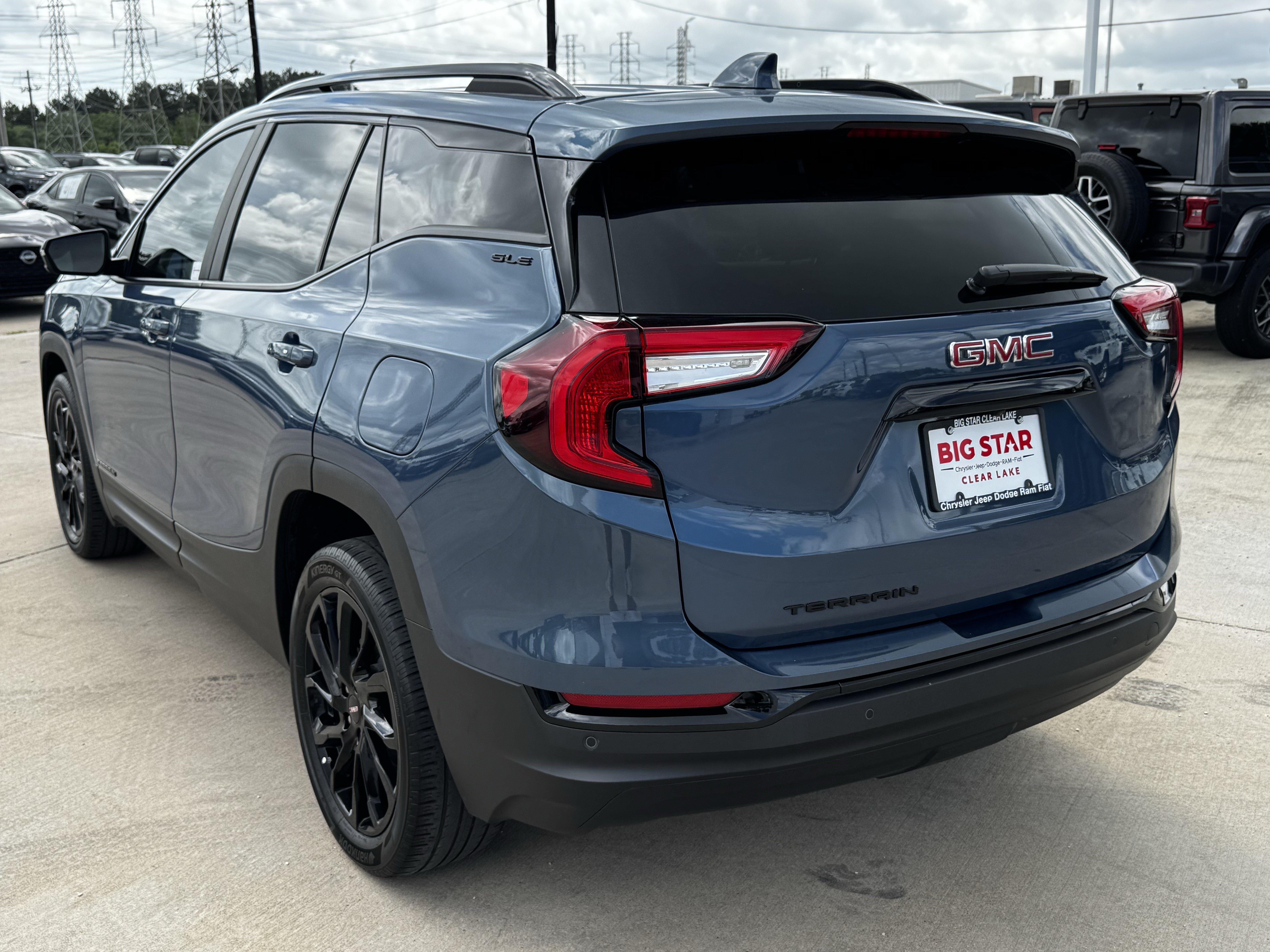 Used 2024 GMC Terrain SLE w/ Driver Convenience Package FWD image 8