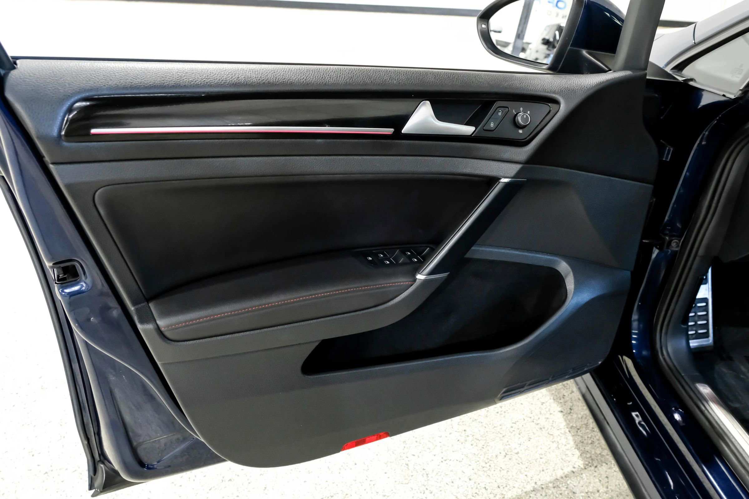 Used 2015 Volkswagen GTI SE FWD image 50