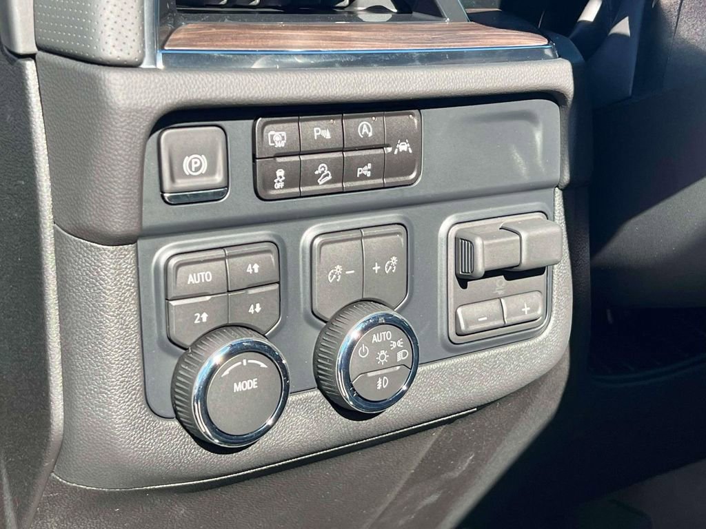 New 2026 Chevrolet Suburban Premier w/ Sun And Tow Package AWD/4WD image 13