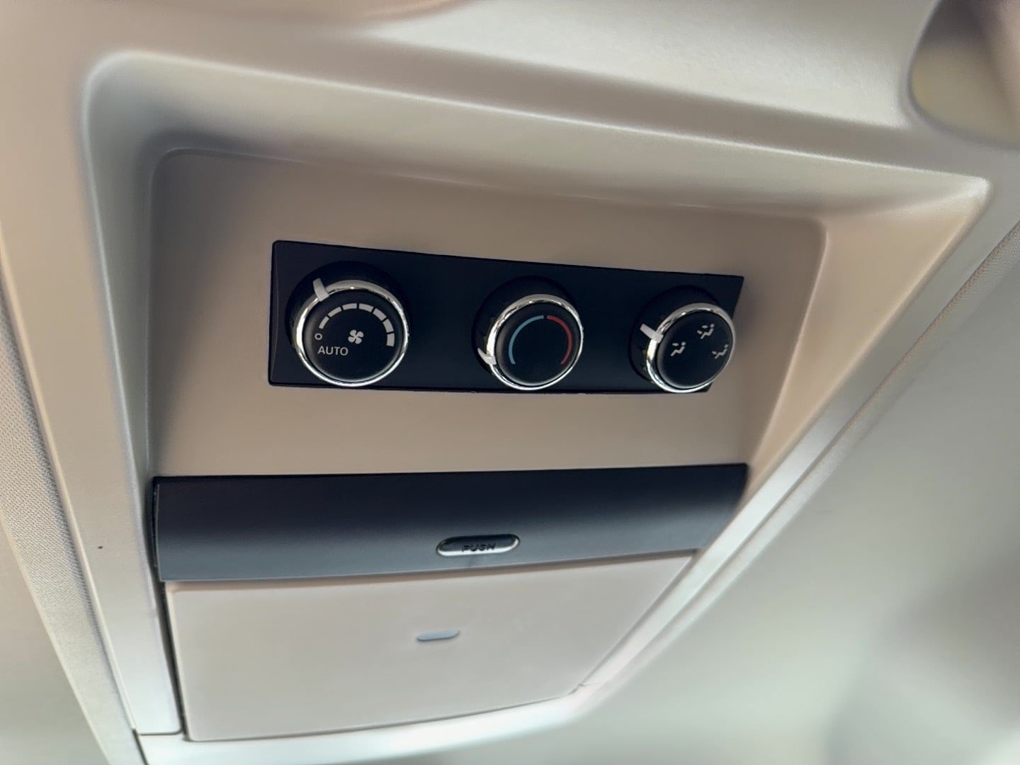 Used 2014 Chrysler Town & Country Touring-L w/ Driver Convenience Group FWD image 17