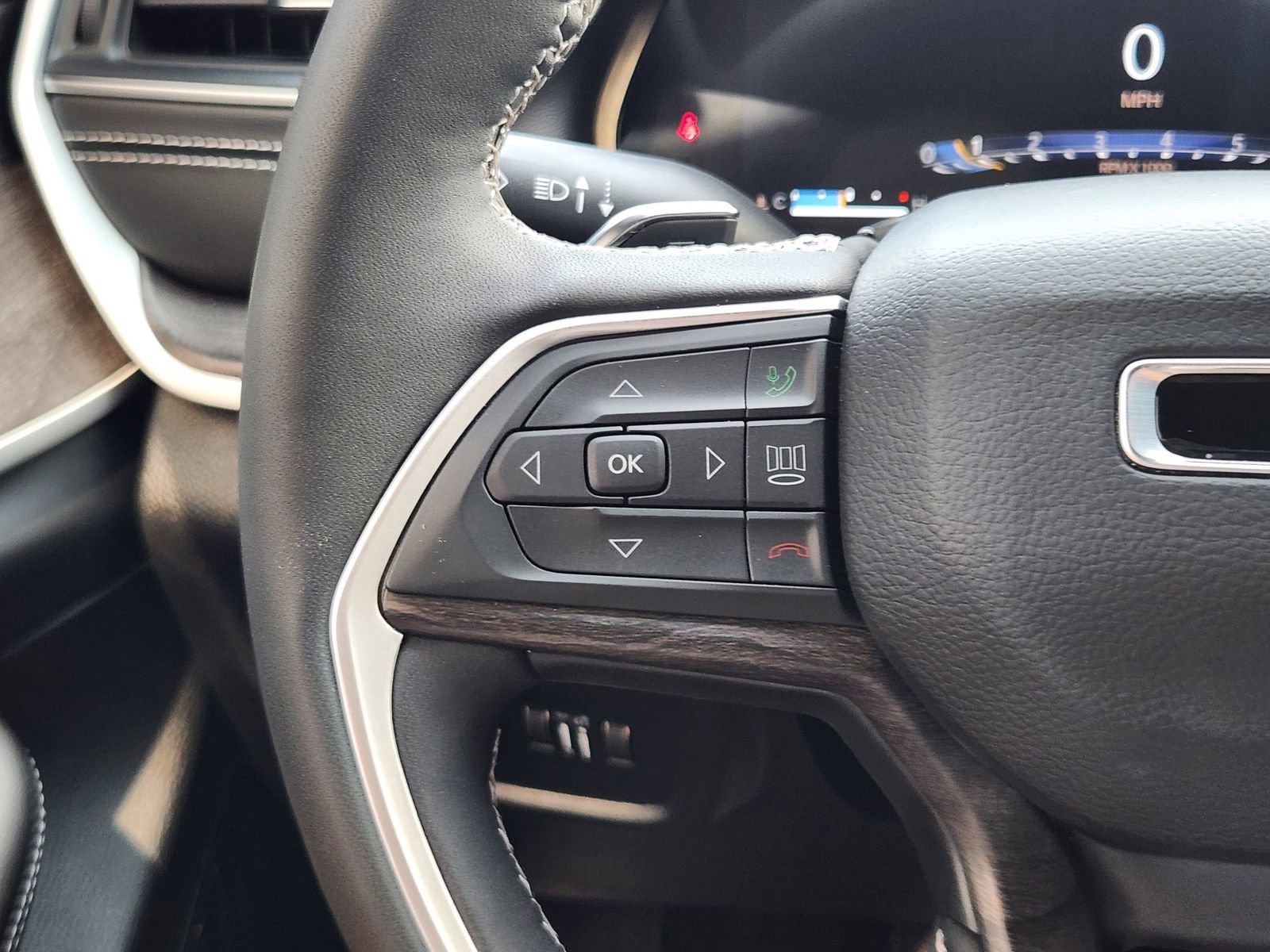 Used 2025 Jeep Grand Cherokee Limited RWD image 30