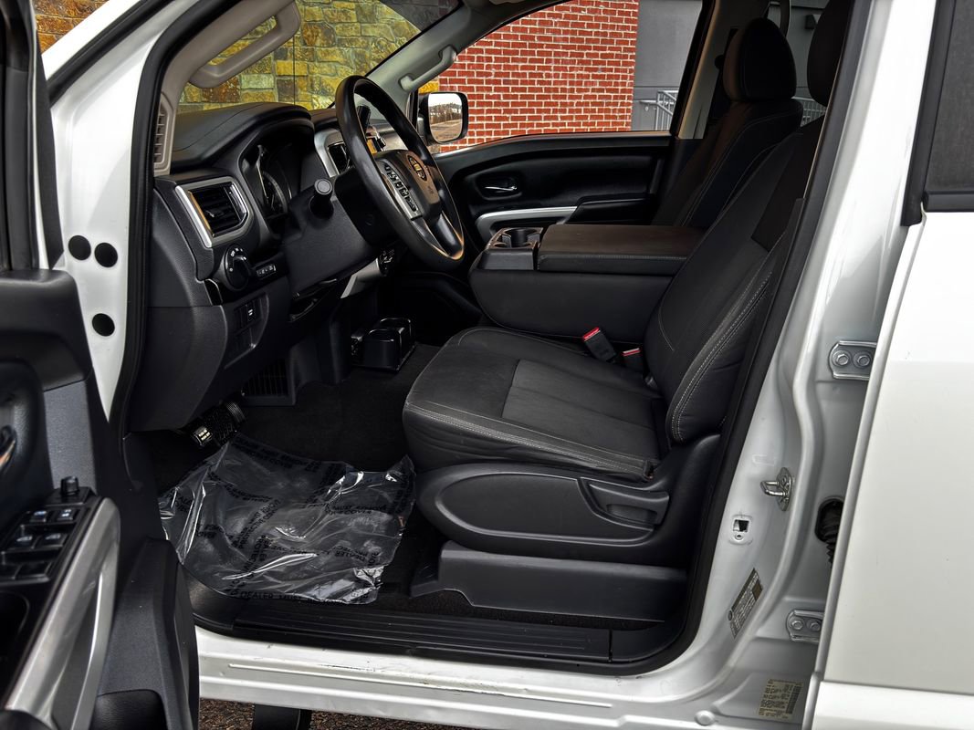 Used 2019 Nissan Titan SV image 30