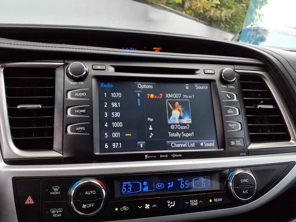 Certified 2018 Toyota Highlander SE FWD image 10
