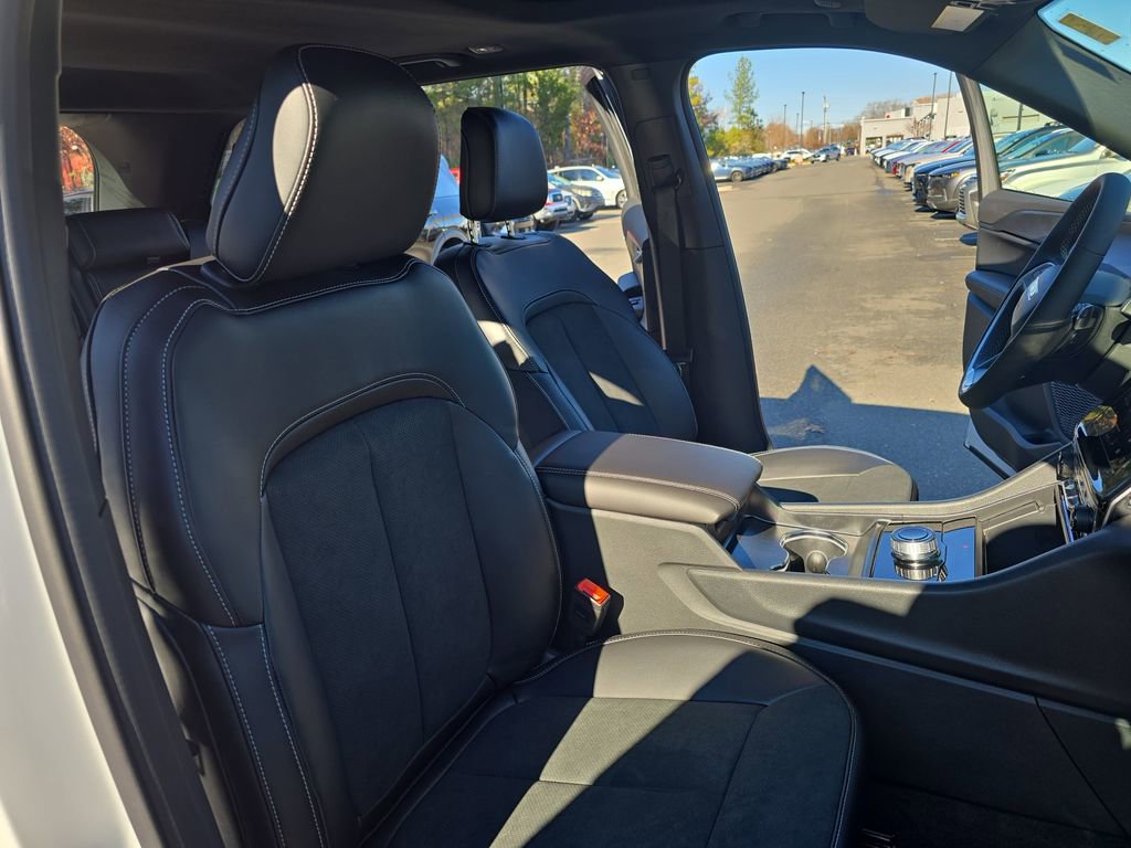 New 2025 Jeep Grand Cherokee Altitude image 10