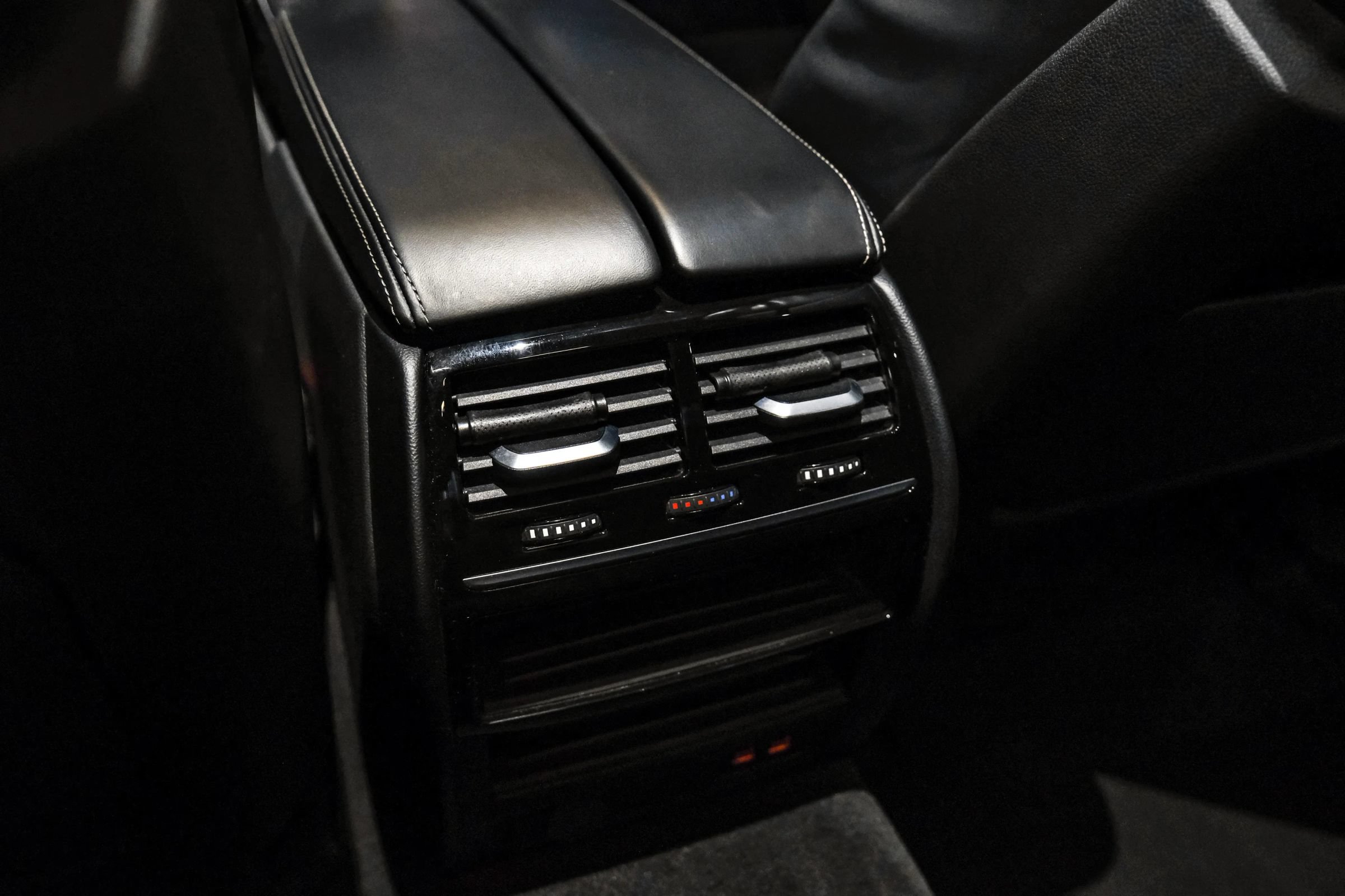 Used 2020 BMW M550i xDrive w/ Executive Package AWD/4WD image 36