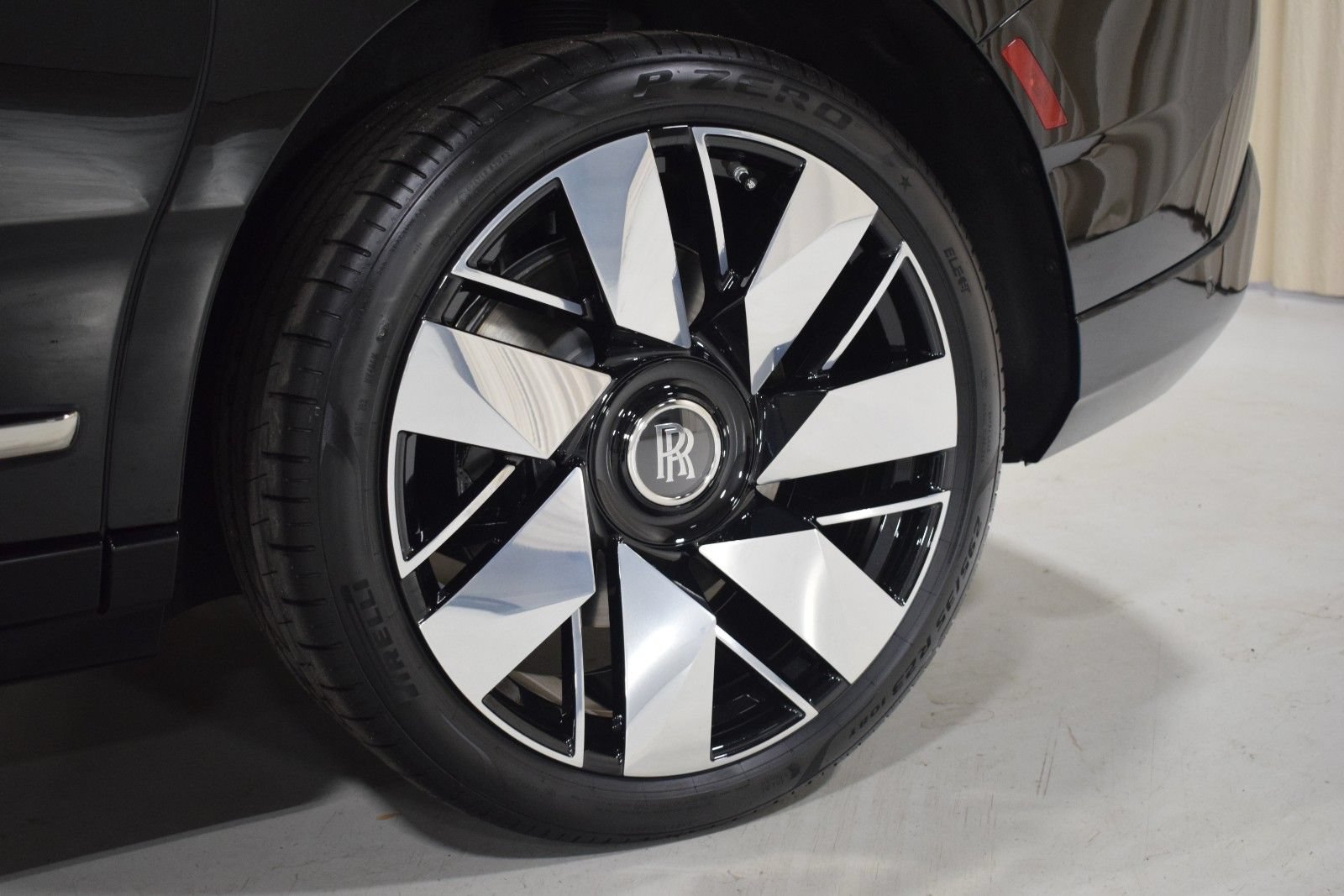 New 2026 Rolls-Royce Cullinan AWD/4WD image 18